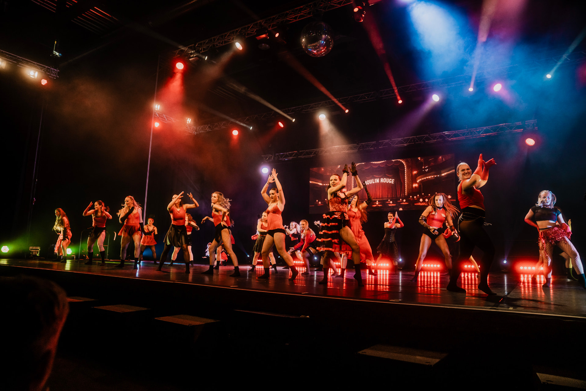 Große Dancevolution-Besetzung in einer Bühnenshow