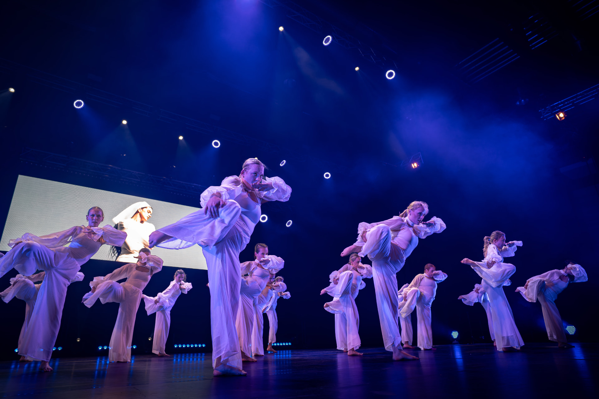 Company in synchroner Choreografie bei der Funky Dance Night