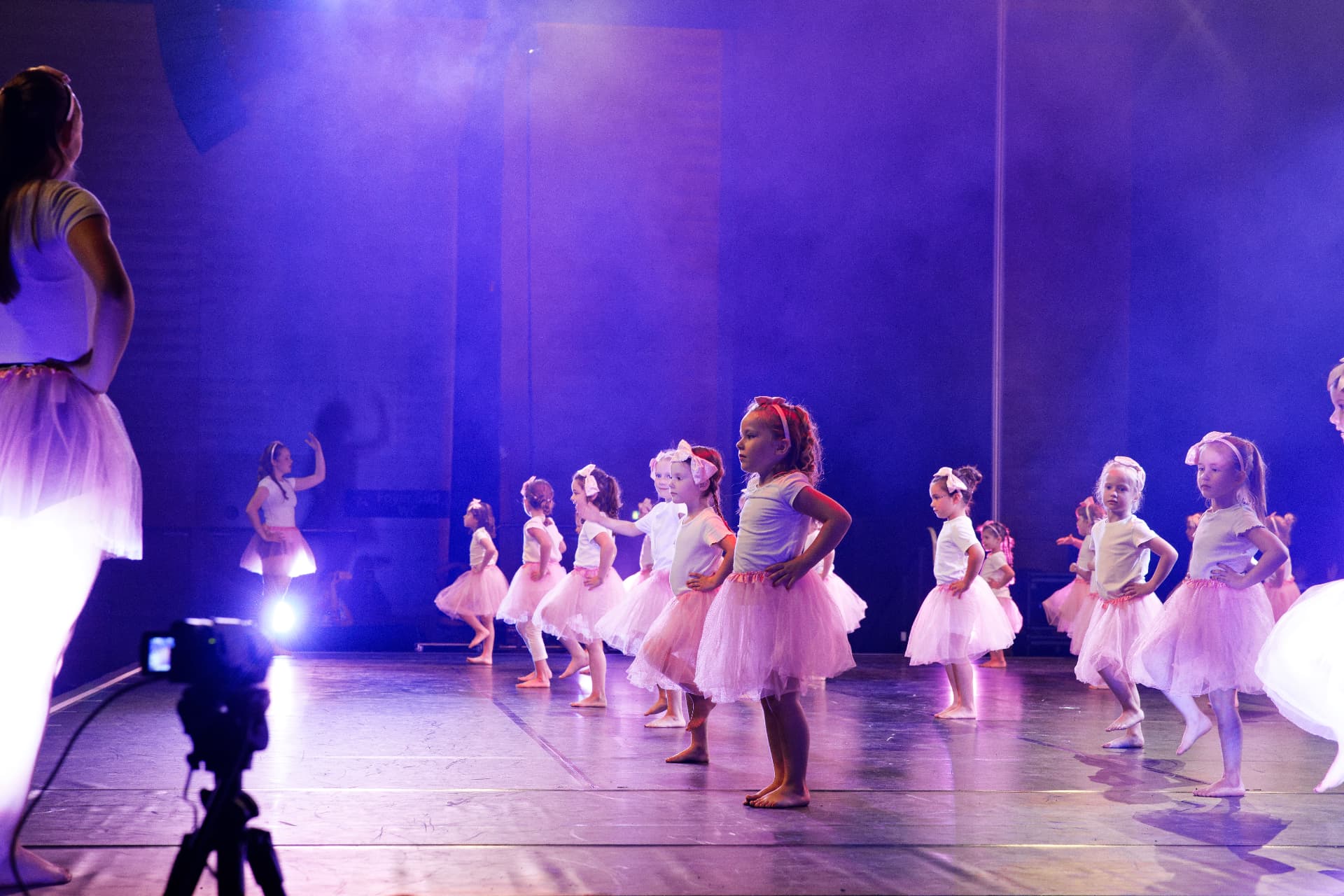 Kindergruppe in rosa Tutus auf der Bühne