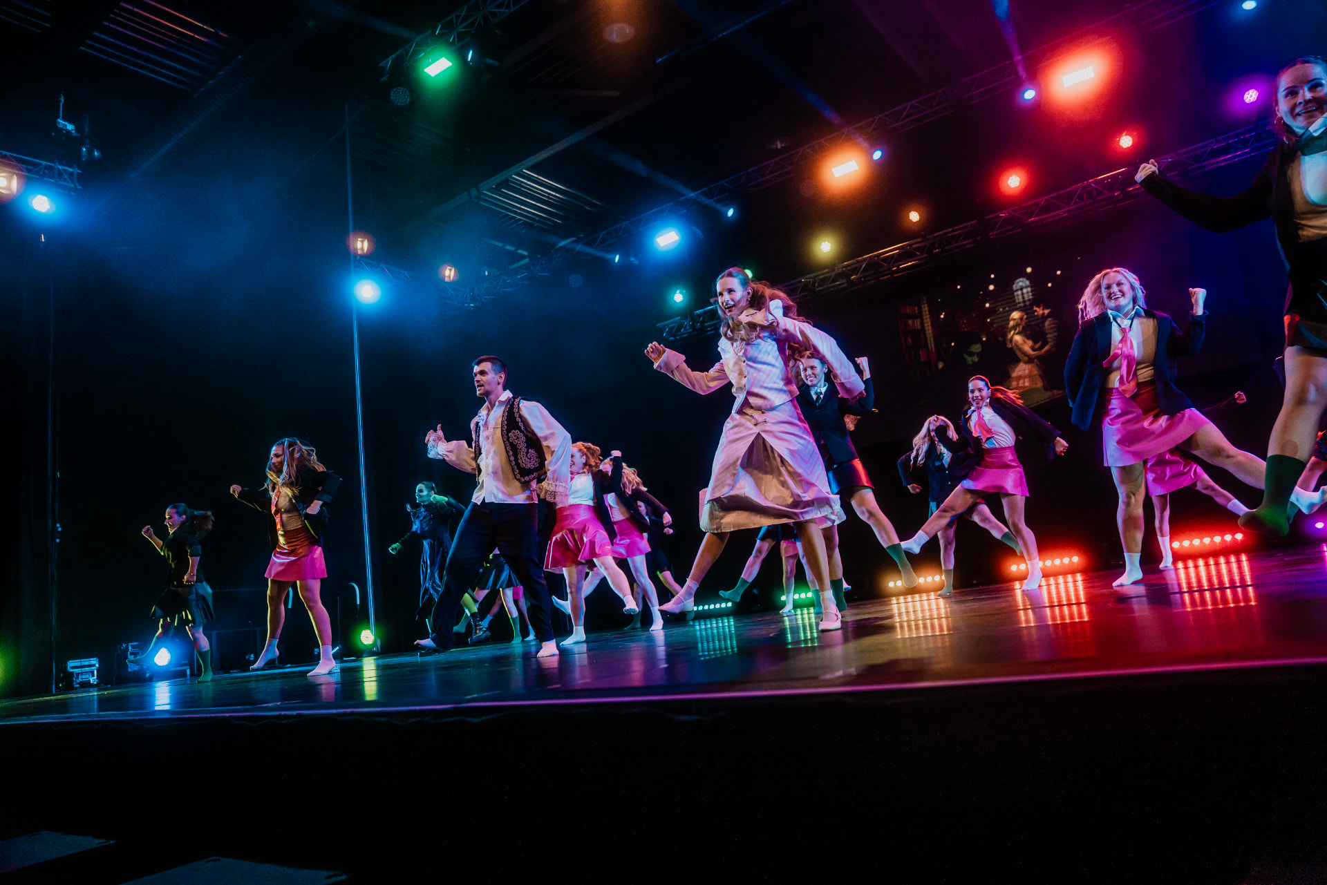 Dancevolution Ensemble im farbenfrohen Finale