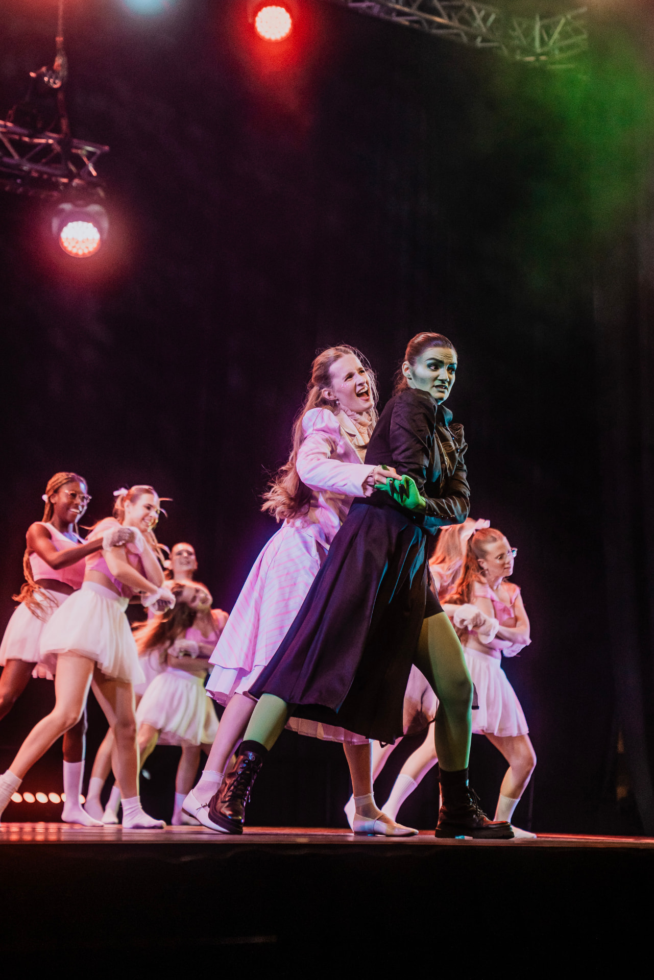 Tänzerinnen in einer Musical-Szene auf der Bühne